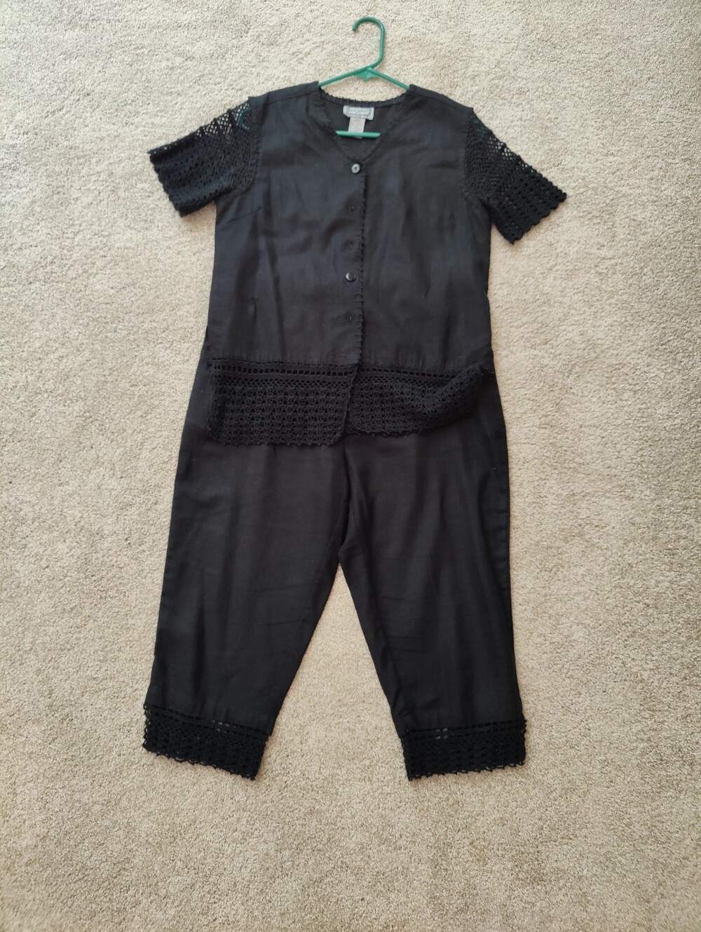 Jane Ashley Cute Black Crochet-Trim Capris And Top. Petite Medium.